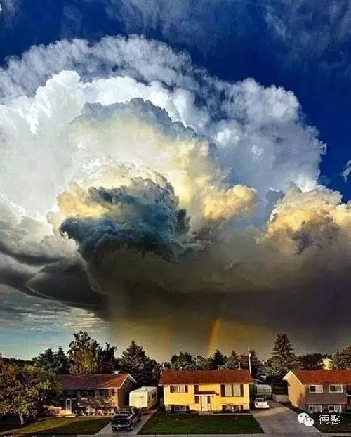 加拿大男子拍攝龍捲風來時烏雲伴彩虹奇景 