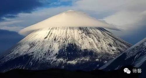 攝影愛好者在俄羅斯山脈上空拍到奇特莢狀雲 