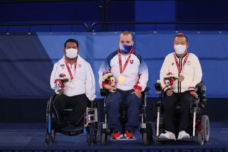 BC4個人賽三甲，右起銅牌梁育榮、金牌Samuel Andrejcik（斯洛代克）、銀牌Pornchok Larpyen（泰國）。（圖：香港殘疾人奧委會暨傷殘人士體育協會）