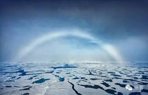 俄羅斯攝影師在北極拍攝到罕見純白色彩虹 
