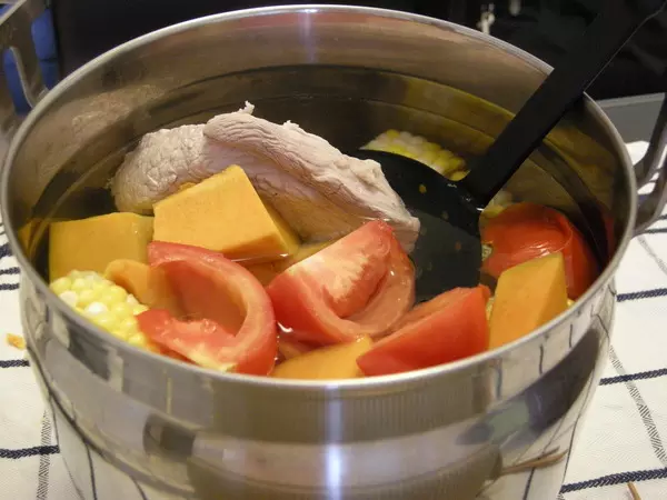 南瓜番茄紅豆瘦肉湯，含有豐富維他命A及纖維素，又能增加水份攝取，是一家人可開心共享的有營湯水。