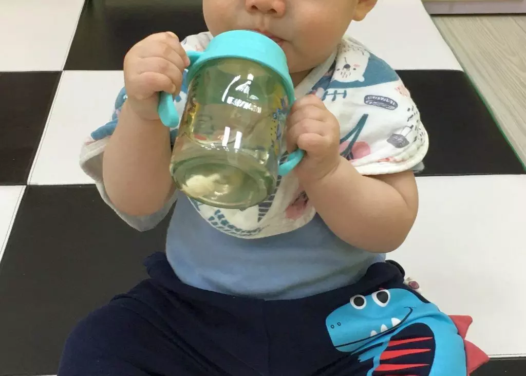 寶寶幾個月可以喝水