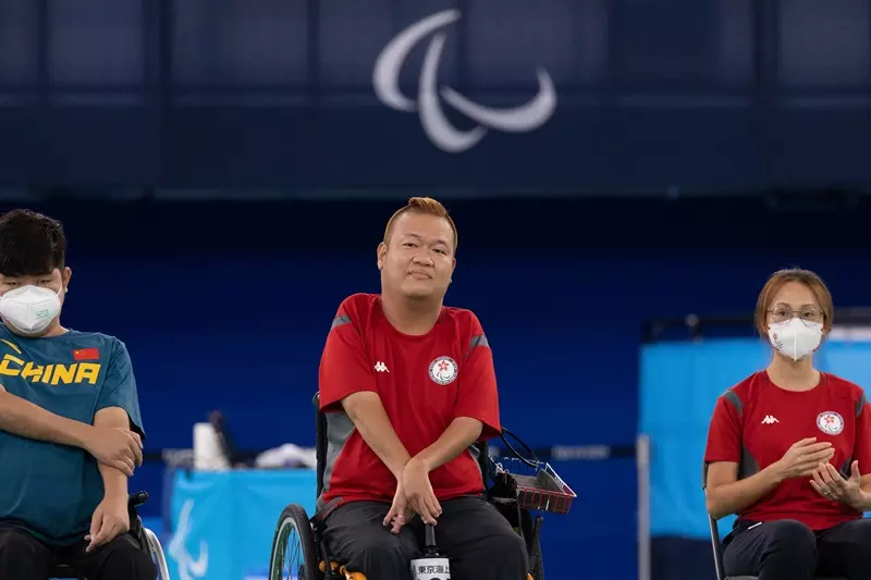 梁育榮（中）、梁太施珊珊（右）、中國鄭遠森（左）（圖：香港殘疾人奧委會暨傷殘人士體育協會）