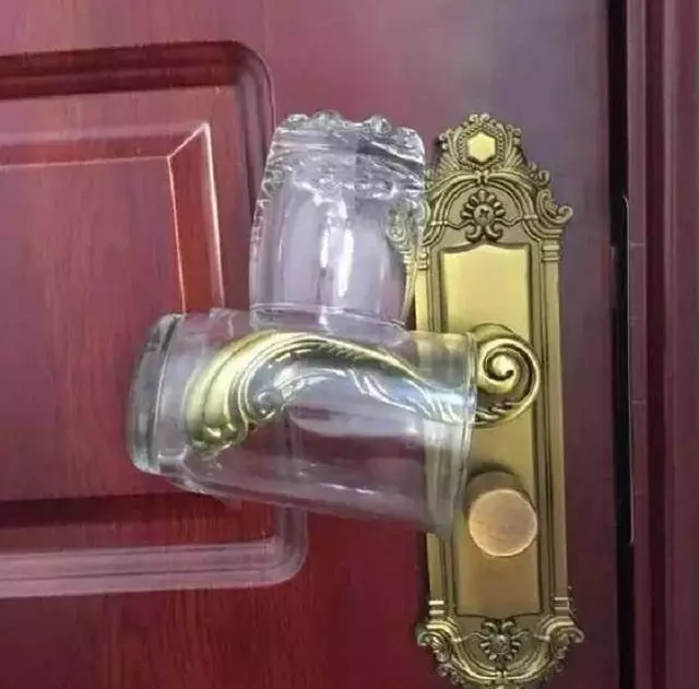 玻璃杯掛在門鎖上