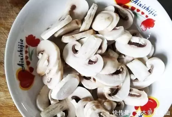 蘑菇清洗乾淨切片
