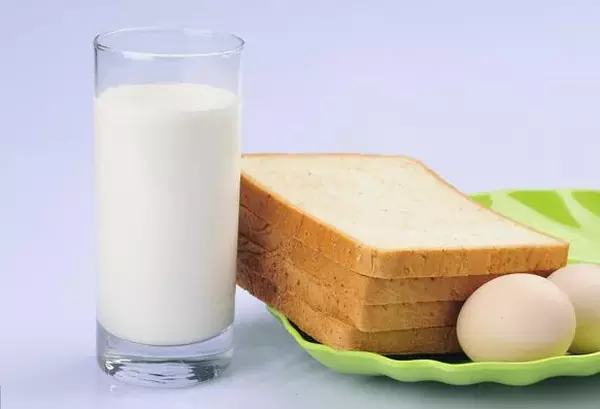 麵包+水煮雞蛋+牛奶