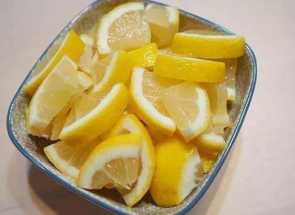 檸檬用鹽洗凈，去核切成片