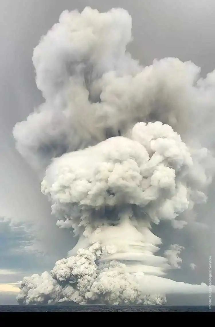 火山爆發形成的「蘑菇雲」