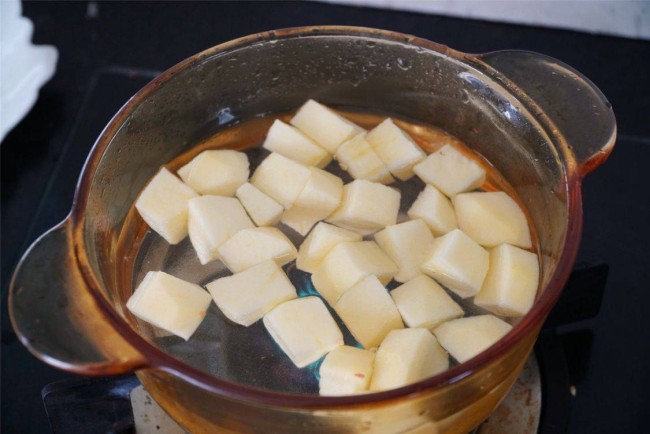 煮鍋中加入適量的清水和蘋果塊