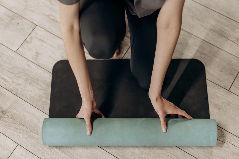 做開運動、行李箱又有位嘅話可以嘗試帶埋瑜伽墊，每日做少少伸展運動。