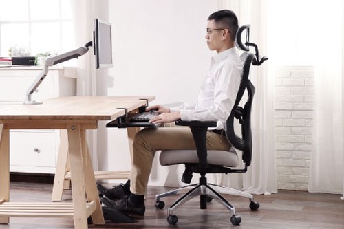 一張好的電腦椅可以提供脊椎穩定支撐
